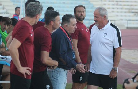 Iriondo bromea con el delegado Lele antes del inicio del partido. 