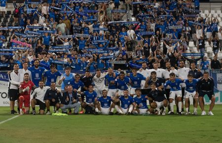 La totalidad del equipo posó con los aficionados isleños. 