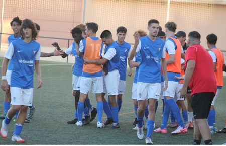 El extremo de la Escuela Bahía, Jesús Alfred es felicitado por sus compañeros tras marcar el 1-0 en el derbi con el San Fernando CD 'B'. 