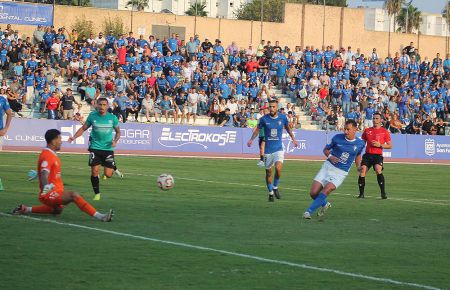 Airam Cabrera, que deleitó con pinceladas de enorme calidad, resolvió de esta manera en lo que supuso el 3-1 del San Fernando CD