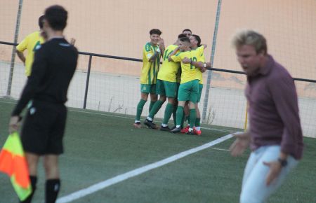 Enfado mayúsculo de Jaime Bugatto, entrenador del San Fernando CD 'B', tras encajar el tempranero gol de la UD Los Barrios. 