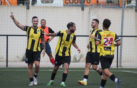 Juani, a la izquierda, celebra el gol del GE Bazán. 