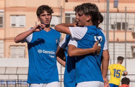 El juvenil B del SFCD celebra uno de sus siete goles. 