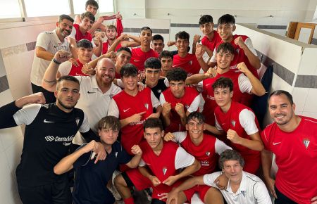 El juvenil B del San Fernando CD celebra el triunfo conseguido en Jerez. 