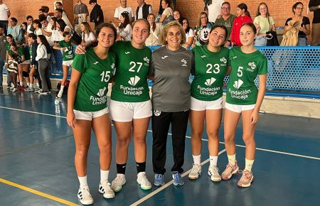 De izquierda a derecha, las jugadoras isleñas Claudia Cuenca, Nora Labandón, Daniella Díaz y Adriana Fabra y la entrenadora Rocío González. 