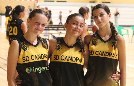 De izquierda a derecha, Ana Pardal, Emma Sánchez y Carla Florido, que pertenecen al Candray infantil. 