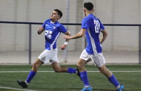 Antonio Lacida celebra su gol, que abrió el marcador. 