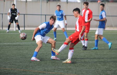 Cobo, autor del primer gol almeriense, golpea el balón ante la mirada de los azulinos Manuel Núñez, Pedro Figueroa, Jairo Piñero y Álvaro Sánchez.