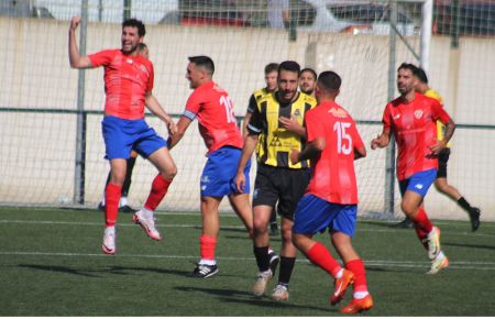 Longa (i) celebra el primero de sus tres goles al GE Bazán. 