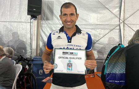 Rafael Carralero muestra el diploma que acredita su clasificación para el Mundial. 