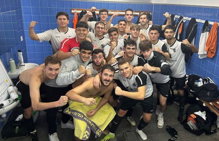 El San Fernando Atlético senior celebra el triunfo ante el Novo de Chiclana y que se produjo con un gol de Jota en el descuento. 