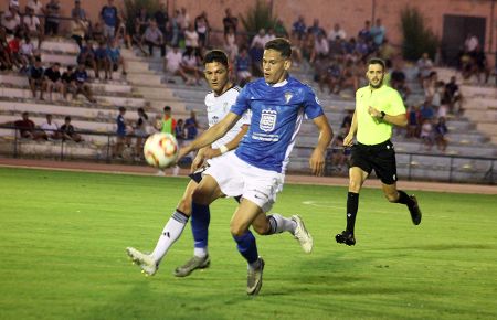 Dennys Silva ya dejó una gran impresión en su debut con el primer equipo del San Fernando CD en el trofeo de la Sal ante el Marbella. 