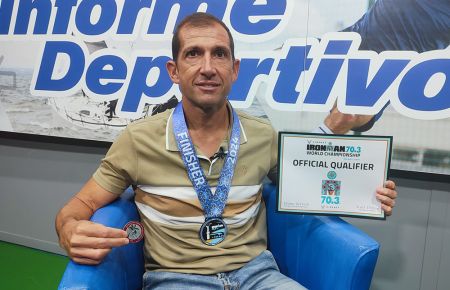 Rafael Carralero, con la medalla lograda en Marbella colgada al cuello, muestra el diploma y la medalla que acreditan su clasificación para el Mundial. 