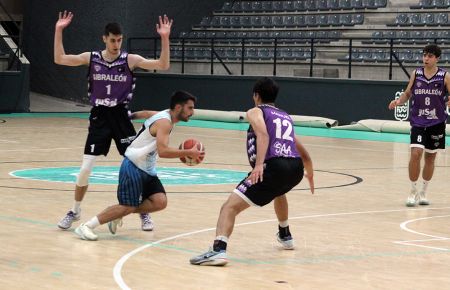 José Manuel Suárez, con 16 puntos en cinco minutos del tercer cuarto, fue el artífice de la remontada del Cimbis que no supo concretar al final. 