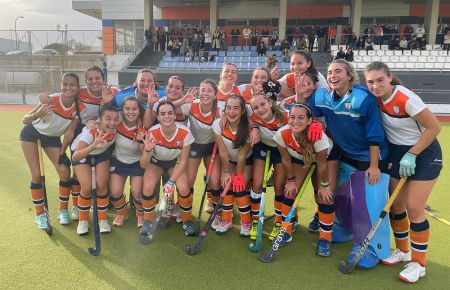 Las jugadoras del CH San Fernando pudieron festejar su primer triunfo de la temporada. 