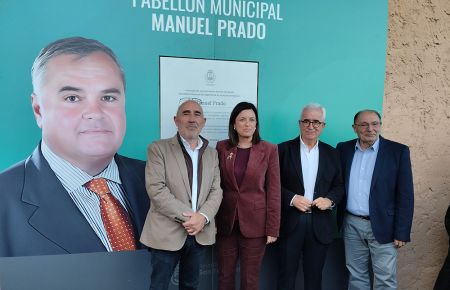 Manuel de Bernardo, Patricia Cavada, Manuel Jiménez Barrios y Jesús Hidalgo posan delante de la placa que recuerda a Manuel Prado. 