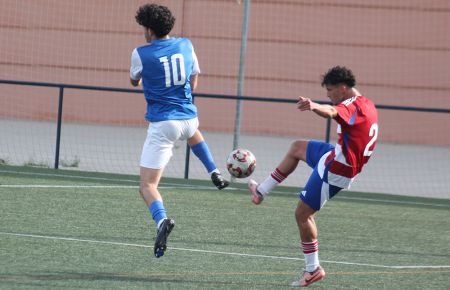 Pepe García, del Granada CF, despeja un balón ante el azulino Pepe Sánchez durante el partido celebrado este sábado en Sacramento. 