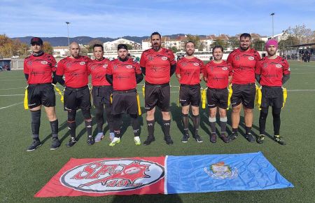 Los jugadores del Sfdo49ers posan delante de su bandera y la de San Fernando. 