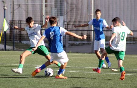 Alberto Muñoz, del cadete A del San Fernando CD, dispara a puerta en el partido del pasado domingo ante el San José Obrero. 