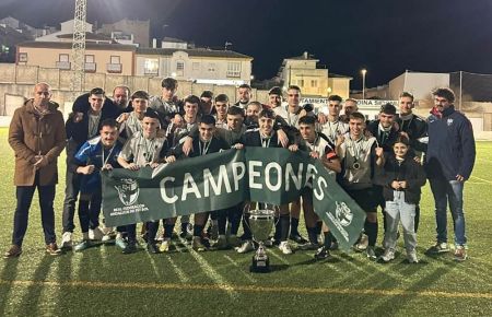 El San Fernando Atlético celebra el triunfo logrado en Medina. 