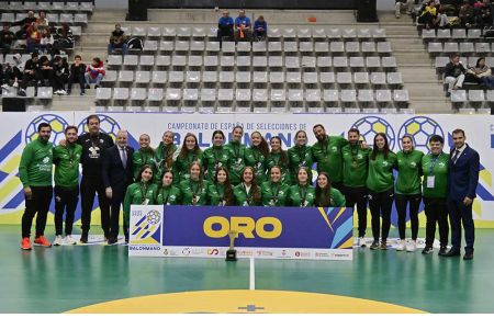 Marta Bouzo aparece agachada, la segunda por la derecha, con la selección andaluza tras recibir el trofeo de campeonas de España y las correspondientes medallas de oro. 