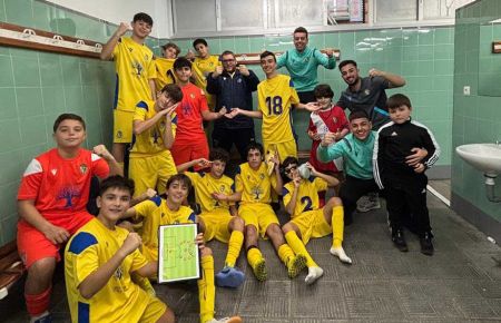 Los jugadores y técnicos del Cadista de la Isla celebran la goleada al líder El Ejido Futsal. 