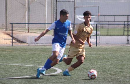 El mediocentro Álvaro Sánchez, en la imagen en el partido con el Málaga de la primera vuelta en Sacramento, fue expulsado con 1-0 en el minuto 40. 