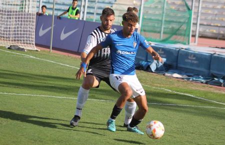 Gabri Martínez cubre el balón ante Jesús Muñoz en el último San Fernando CD-Balona en el estadio Bahía Sur, que se celebró el 8 de octubre de 2022 y acabó con triunfo isleño por 1-0.