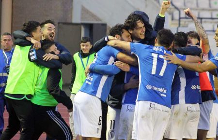 Los jugadores del San Fernando CD celebran el 2-1 y Rafa de Vicente lo hizo con dos recogepelotas. 