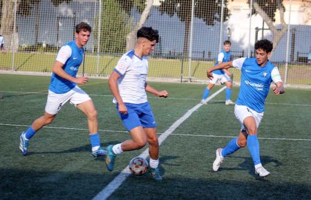 Manuel Núñez y Carlos García intentan frenar a un rival. 