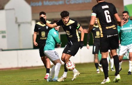 Dani García controla un balón ante la presencia de Germán Sánchez y Álex Lozano. 