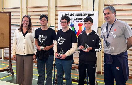 Los tres primeros clasificados en el torneo celebrado en el instituto La Bahía. 