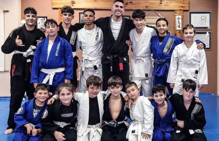 Los luchadores isleños posan con el entrenador Cristofer García Lacida. 