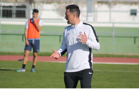 Dani Mori da instrucciones a sus jugadores durante el entrenamiento del pasado miércoles en el campo de la Junta de Deportes de la Armada. 