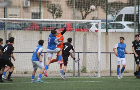 El meta del San Fernando CD, Pedro Figueroa, que en la imagen despeja un balón ante su compañero José Pedraza, volvió a ser de lo mejor de su equipo. 