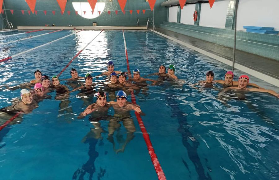 El grupo de nadadores que participaron en el trofeo de El Puerto.