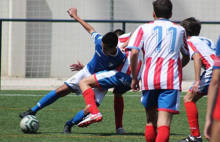 Álvaro Macías controla un balón ante el acoso de los jugadores del Algeciras. 