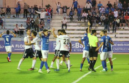 Antonio Iriondo sigue en el banquillo azulino y galería con 36 fotos de los partidos con el Antoniano y la UD Almería